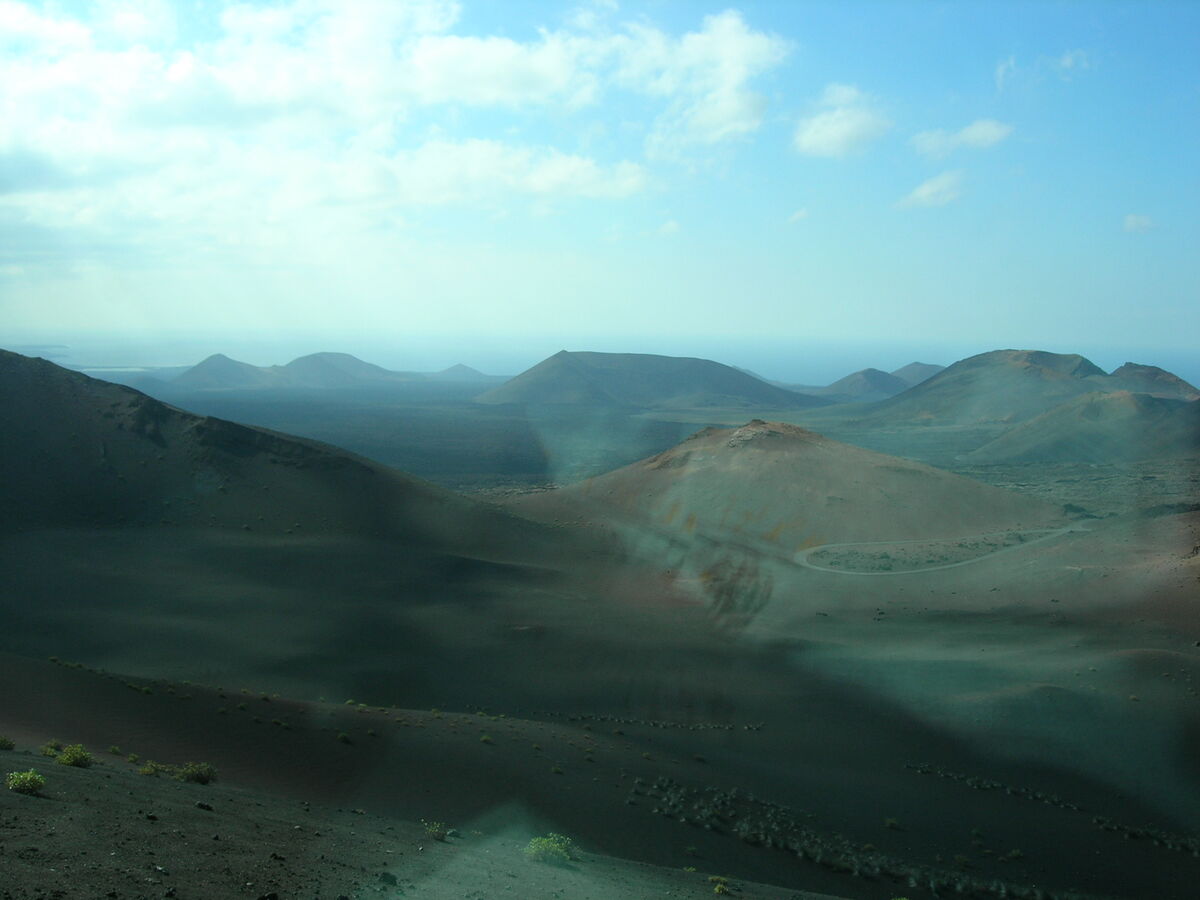 Vista desde el recorrido en bus por la Ruta de los Volcanes en Timanfaya