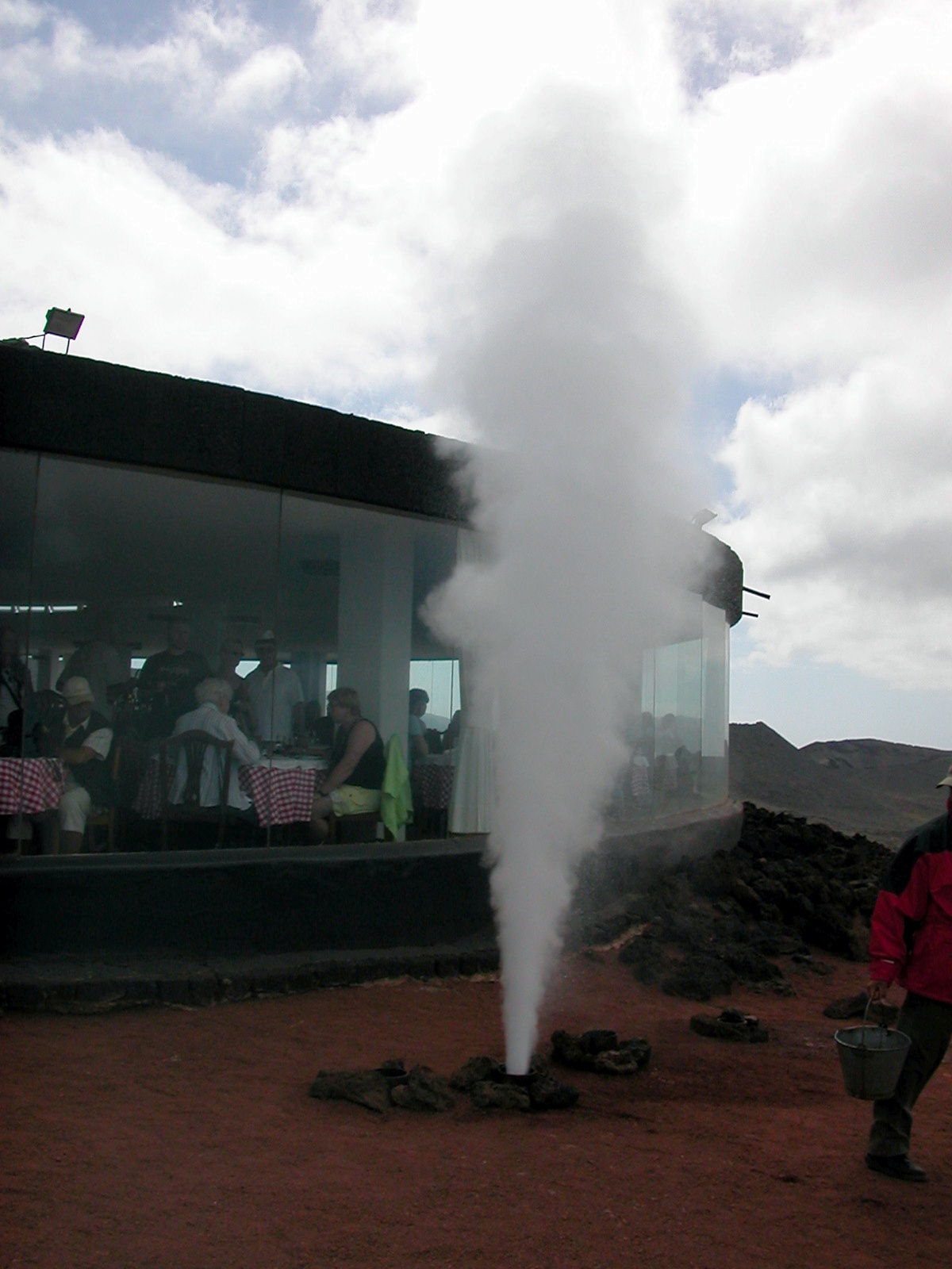 Demostracion del geiser geotermico en el Islote de Hilario en Timanfaya
