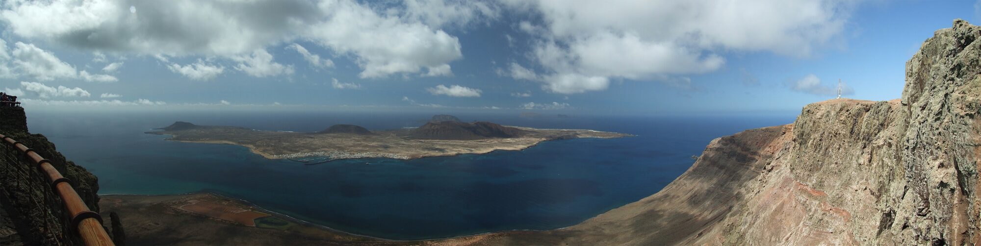 Vue depuis le Mirador del Río sur le canal vers La Graciosa, l'ascension qui ouvre l'étape 1 de la Vuelta Ciclista a Lanzarote